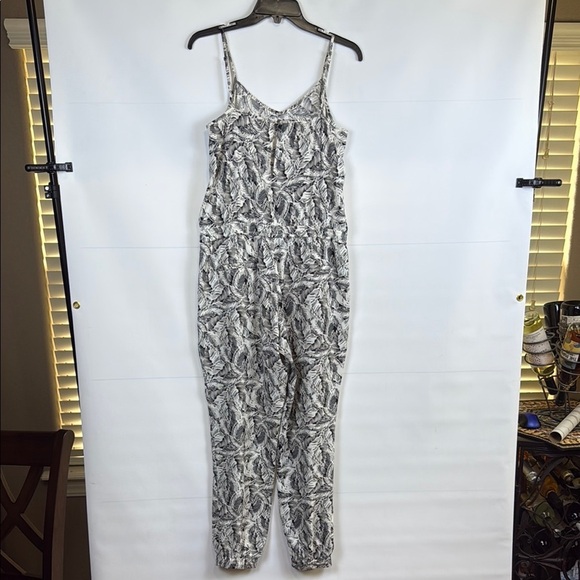 Banana Republic Black and Cream Tropical Print Jumpsuit, Size 6 - Picture 8 of 8